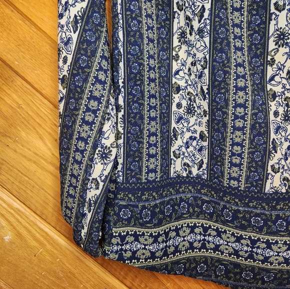 Rue 21 blue and white floral striped long sleeve blouse size medium - Picture 10 of 11